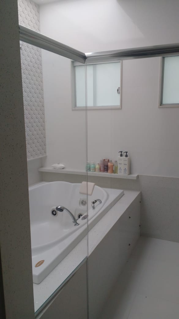 BOX EM CANTO SOBRE BANHEIRA.jpeg BOX EM CANTO SOBRE BANHEIRA.jpeg